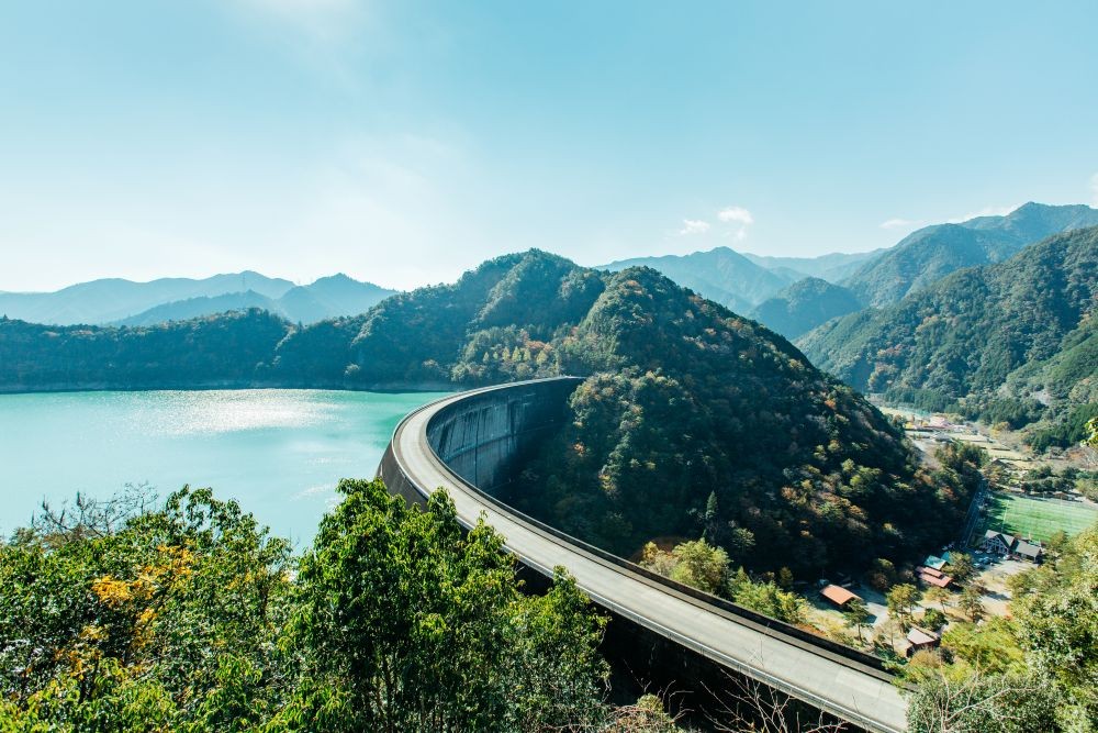 バスアングラーなら誰もが憧れる伝説のフィールド、池原ダム。KINARI Camp!は、その湖畔に位置する絶好のベースキャンプです