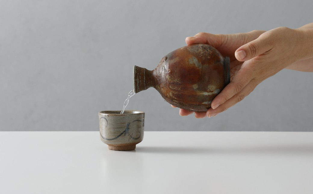 使用イメージです。
お届けする返礼品は【十四代中里太郎右衛門】唐津焼／絵唐津ぐい呑のみとなります。