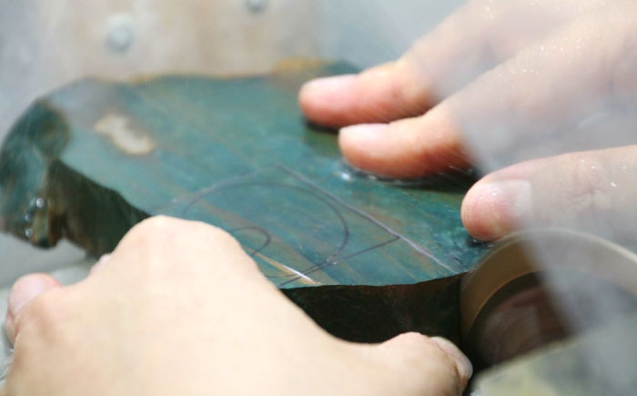 職人の手が命を吹き込む、全国で当社だけが継承する伝統工芸 ハンドメイド お守り