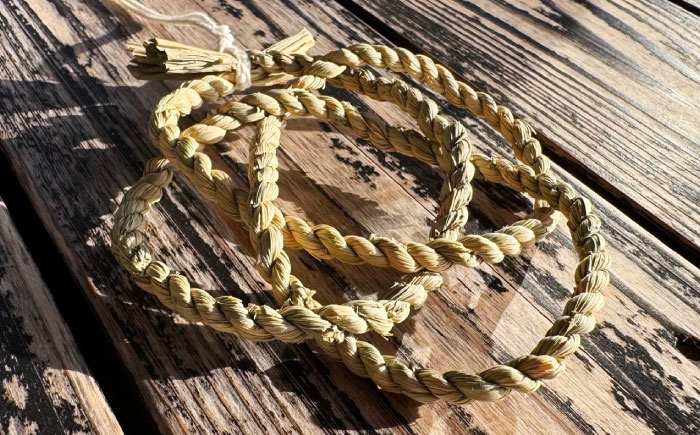 日々の暮らしを守る「まこも」のしめかざりストラップ 伝統 ハンドメイド お守り