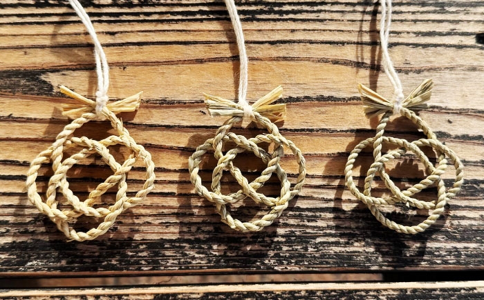 日々の暮らしを守る「まこも」のしめかざりストラップ 伝統 ハンドメイド お守り