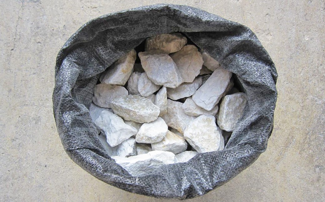 【15個口】庭石、ごろた石 あまくさ石灰石小粒（40mm～60mm） 約20kg土嚢袋入り 合計約300kg