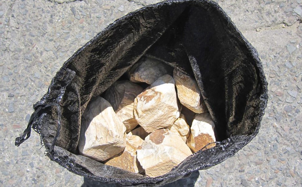 庭石、ごろた石 天草中粒（60mm～150mm） 約20kg土嚢袋入り 合計約20kg