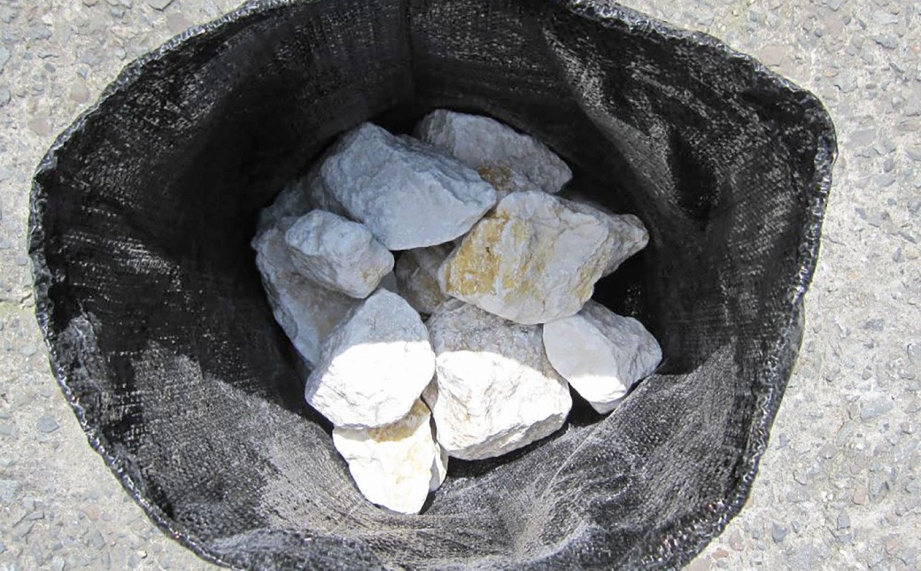 【5個口】庭石、ごろた石 あまくさ石灰石中粒（90mm～150mm） 約20kg土嚢袋入り 合計約100kg