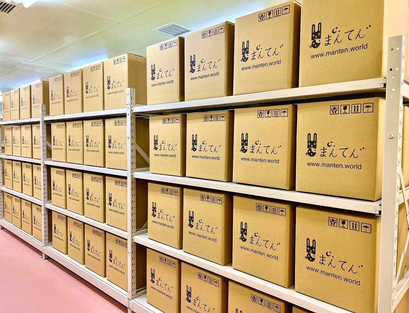 1年間、自社倉庫で安全に保管し、その後、毎年12月に地元の寺院に協力いただき、写真供養をおこないます。