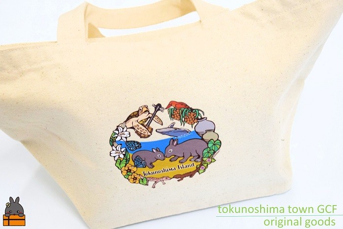 表面には徳之島の動植物が描かれています。