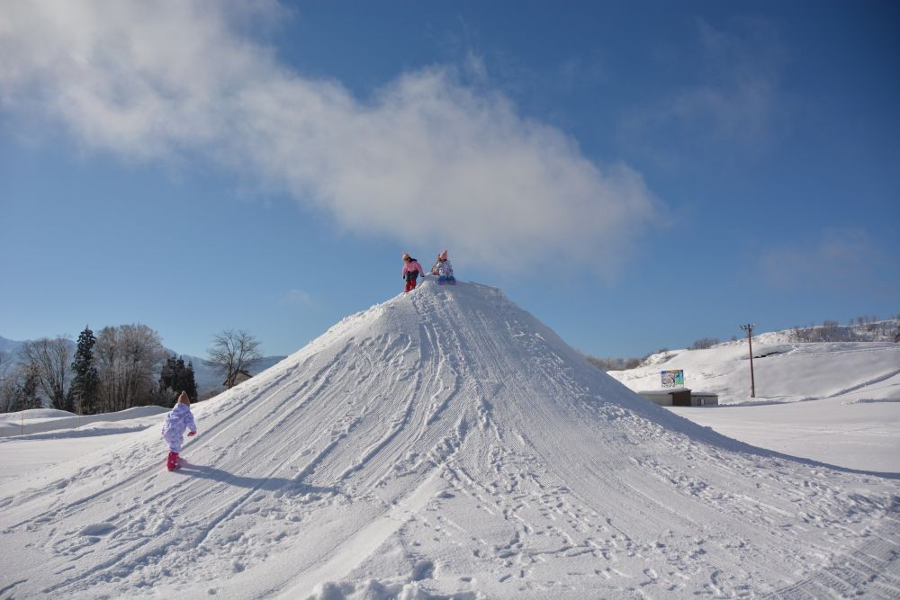 積雪状況により出現するぽんぽこ山は、子どもたちに大人気！
