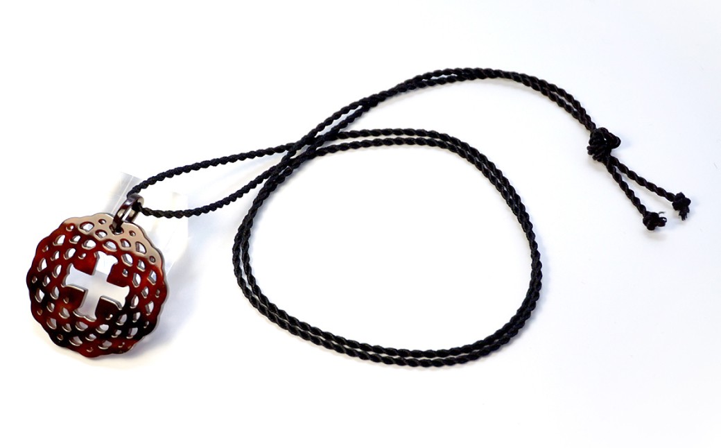 べっ甲十字架と花のペンダント