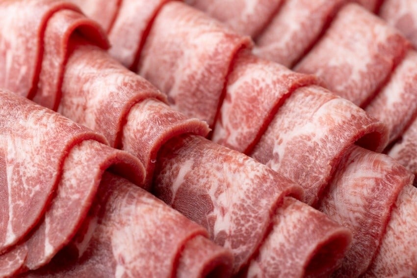 熟練の技術で切り分けられたタンは大変美しいです