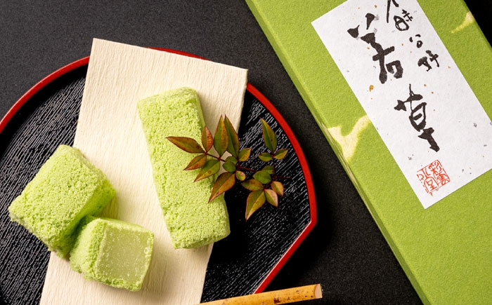ふっくらとした求肥に薄緑の寒梅粉を付けた、松江の代表銘菓です｡