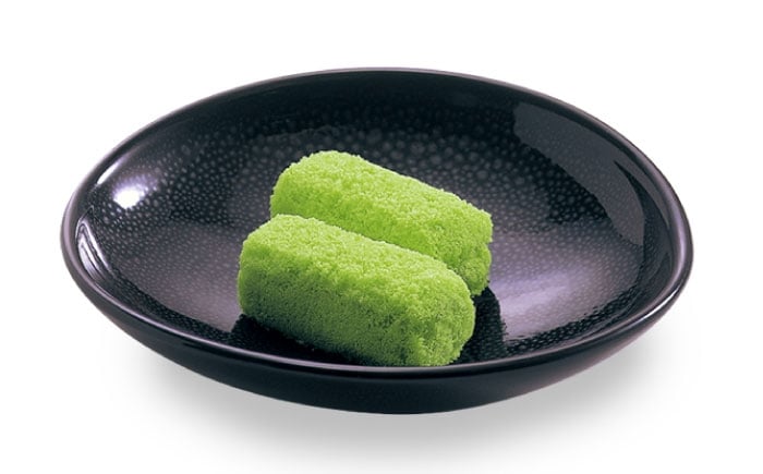 ふっくらとした求肥に薄緑の寒梅粉を付けた、松江の代表銘菓です｡