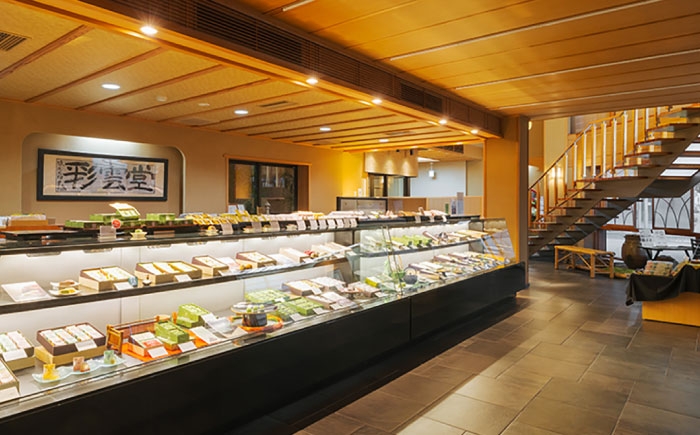 ふっくらとした求肥に薄緑の寒梅粉を付けた、松江の代表銘菓です｡