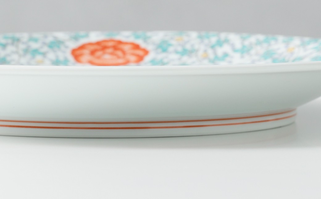 どちらの柄にも高台に赤い線が入っています