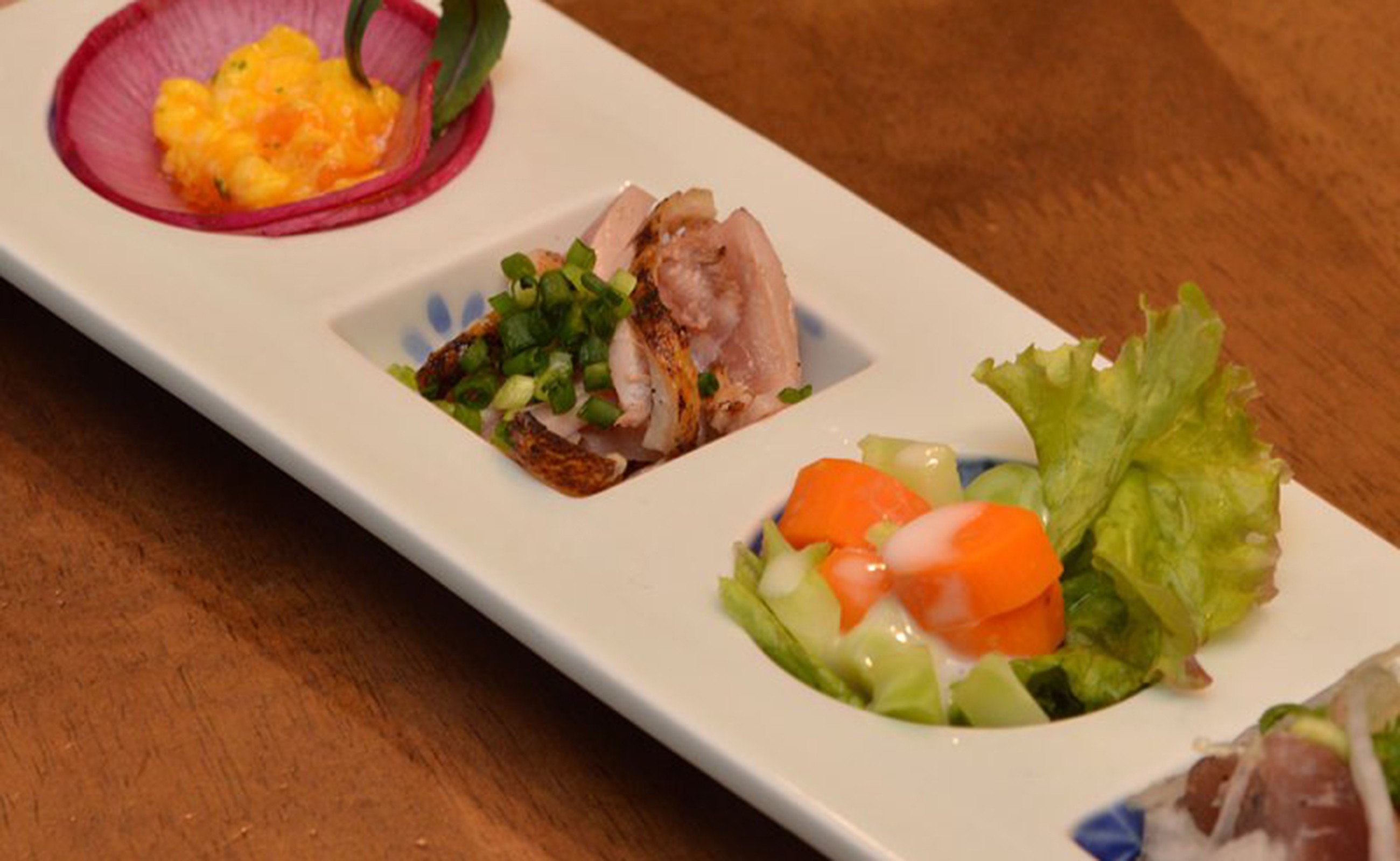 写真はイメージです。実際の商品は三品盛りの器です。