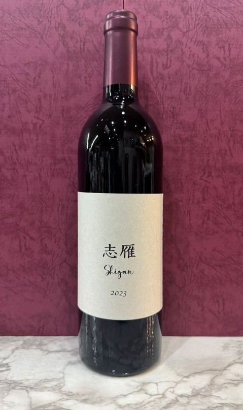 柑橘の爽やかさとほろ苦さが際立つ、ヴィオニエの白ワイン。