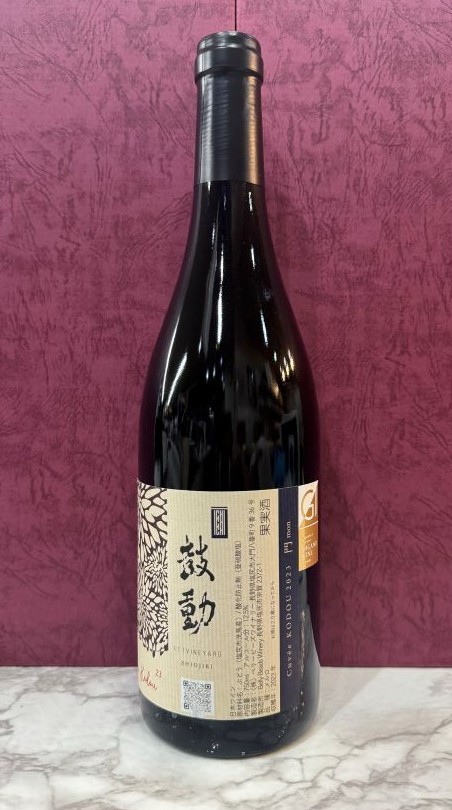果実と旨味が調和する、和食に寄り添う穏やか赤。