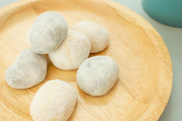 プレーンは粉糖をまぶして白い結晶質を。ココアは生地にブラックココアを入れ非晶質のややグレー色を再現しました。