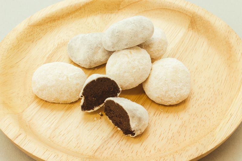 新見産石灰石で作られた炭酸カルシウム（石灰由来の食品添加物）入り。小石のような見た目ですが口に入れるとホロッと崩れる食感♪