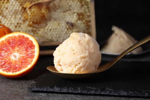 厳選したシチリア産のブラッドオレンジ、白あん、きよはち、３種の異なる素材が絶妙に混ざり合う新食感のおいしいジェラートです