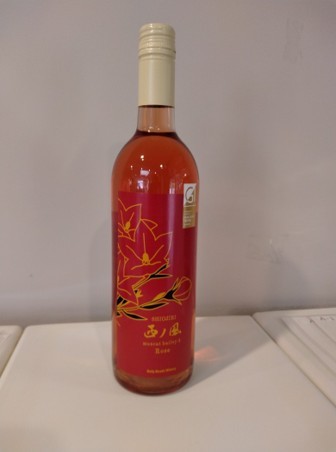 ＪＲ塩尻駅西口で収穫したぶどうのみで醸造したワインです