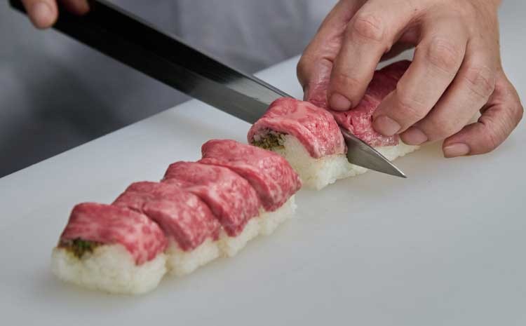 熊本県産のあか牛サーロインを低温調理でじっくり火入れ。柔らかくジューシーな特製ローストビーフ寿司を県産米で味わえます。