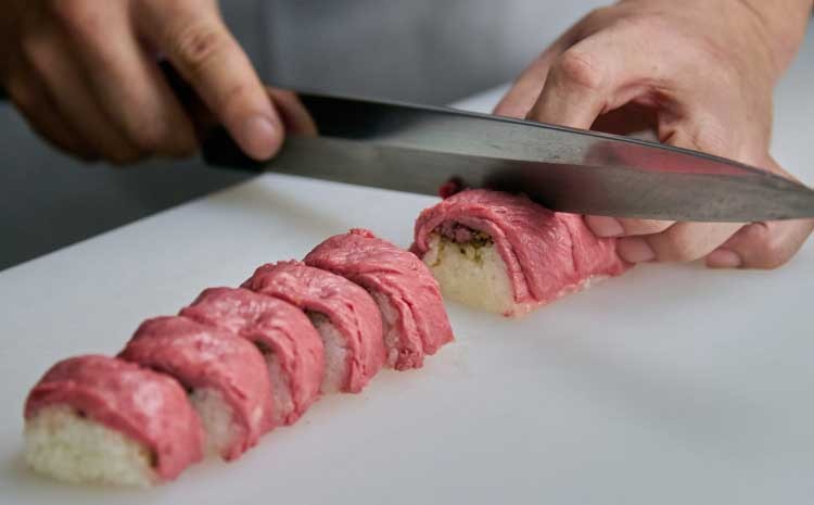 熊本県産のあか牛もも肉を低温調理し、旨みを閉じ込めた特製ローストビーフを、県産米に贅沢にのせたローストビーフ寿司です。