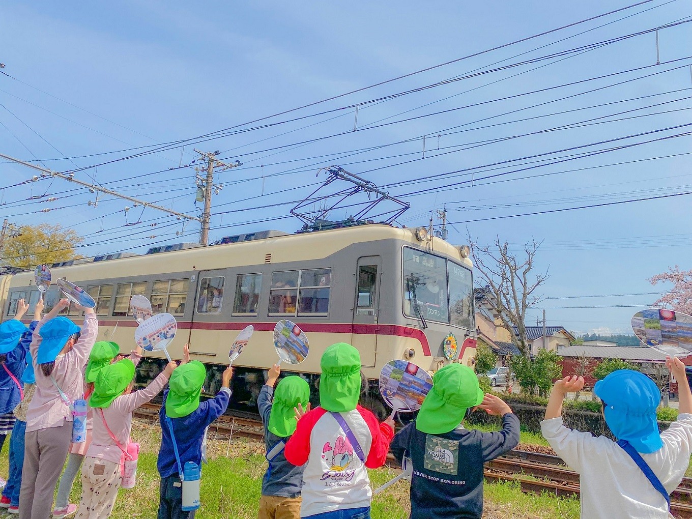 住民が手を振りおもてなし「多手山プロジェクト」