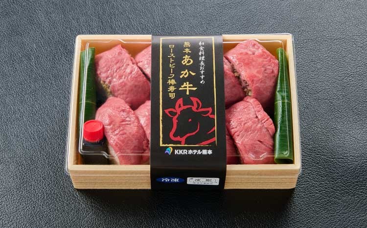 熊本県産のあか牛もも肉を低温調理し、旨みを閉じ込めた特製ローストビーフを、県産米に贅沢にのせたローストビーフ寿司です。