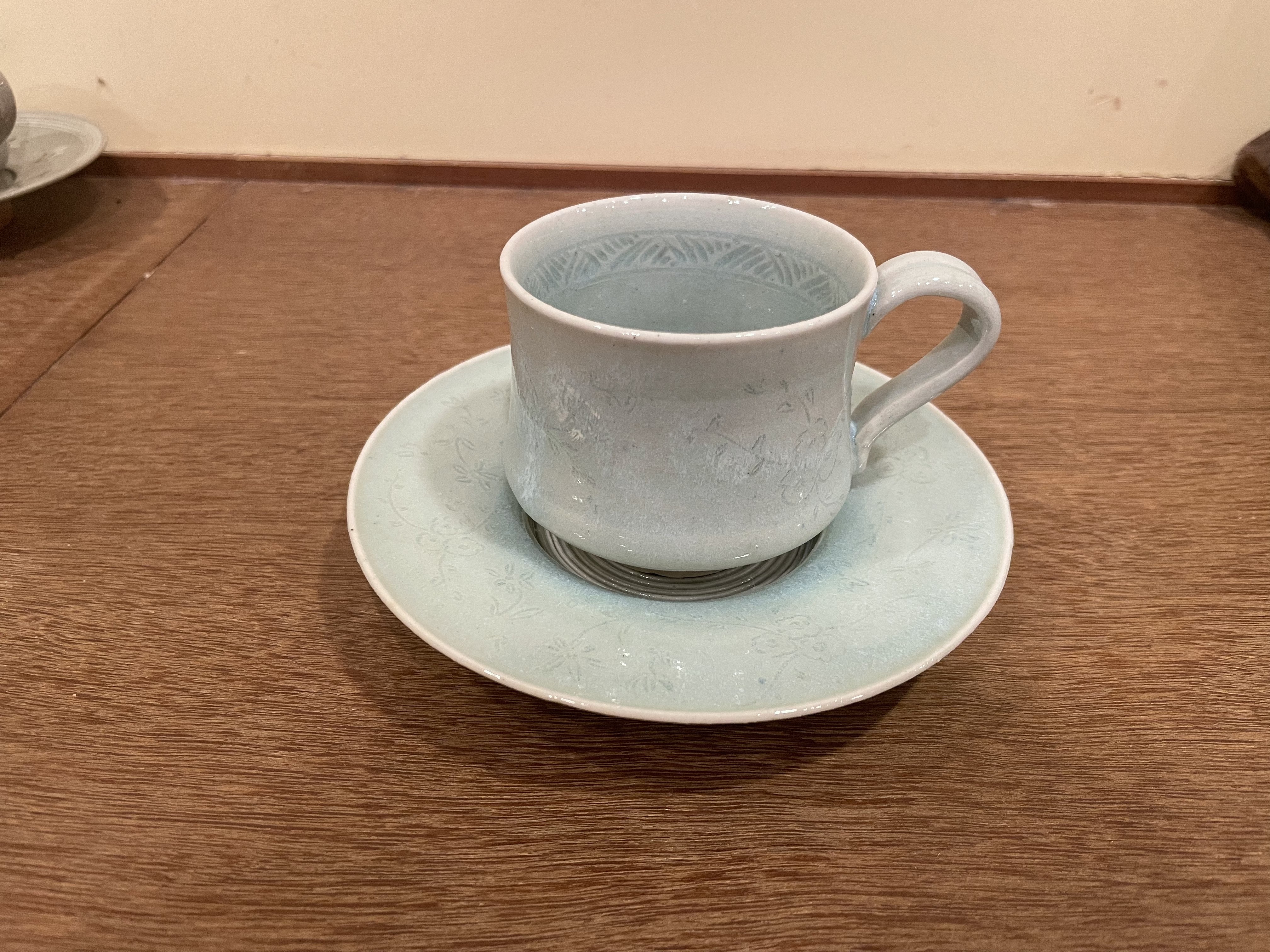 繊細なタッチで掘られた花の文様が上品で美しく、修一さんの感性が光る作品です。