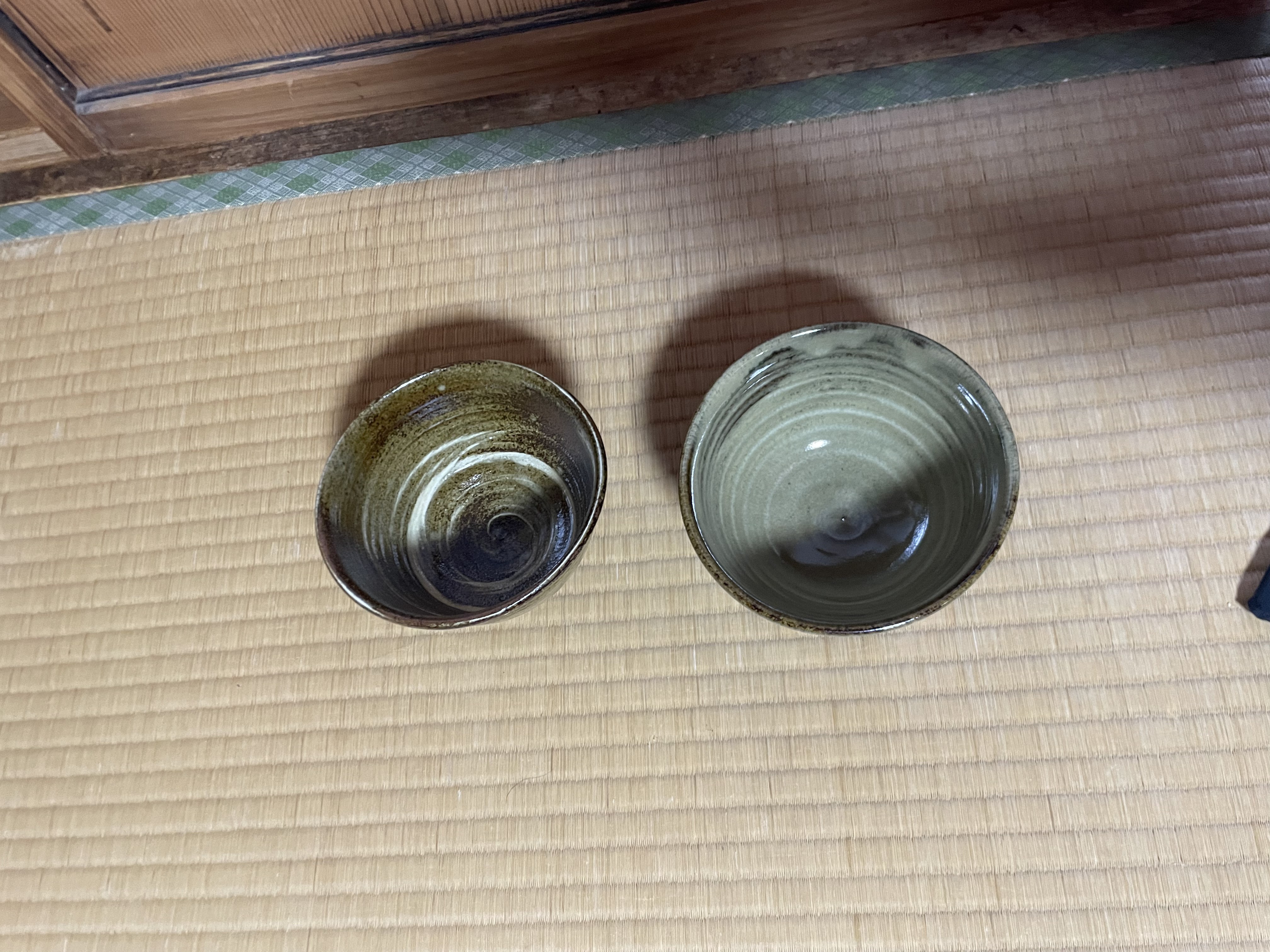 左：刷毛目　右：朝鮮唐津