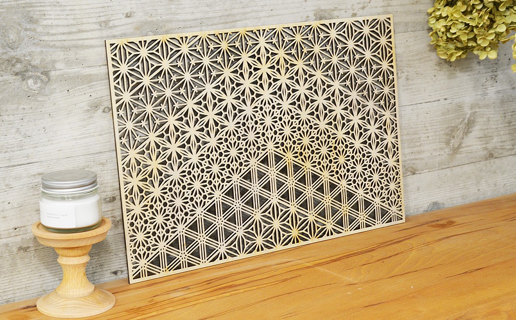 智頭杉のウォールアートパネル　－組子文様－　山_四角　Sサイズ