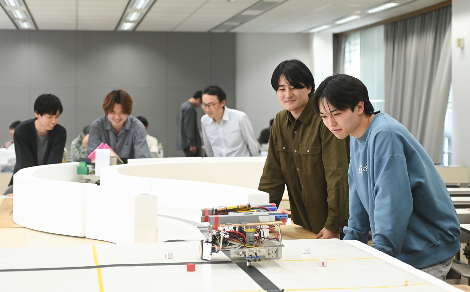 学生チームによる自立型移動ロボット製作コンテスト