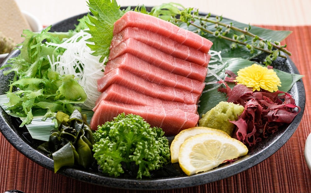 本マグロは脂のりがよく、とろける食感と、マグロの旨み、脂の甘みの両方を味わえます。