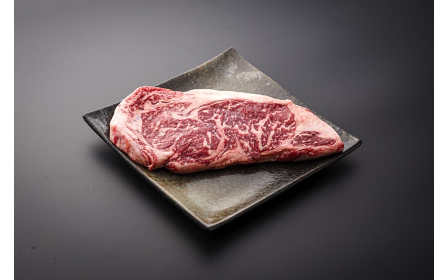 牛肉の王様サーロイン、ジューシーなうまみと味わい深い甘味を堪能してください。