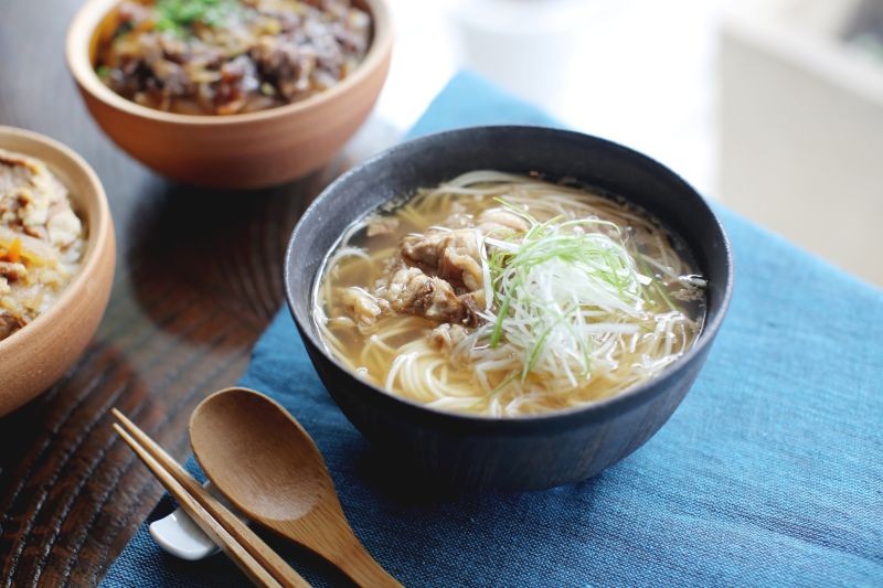 千屋牛の牛骨とすじ肉を地醤油・かつお・こんぶ・煮干・にんにくで煮込んで仕上げたスープ！あっさりした中に千屋牛独特の深い味わい。