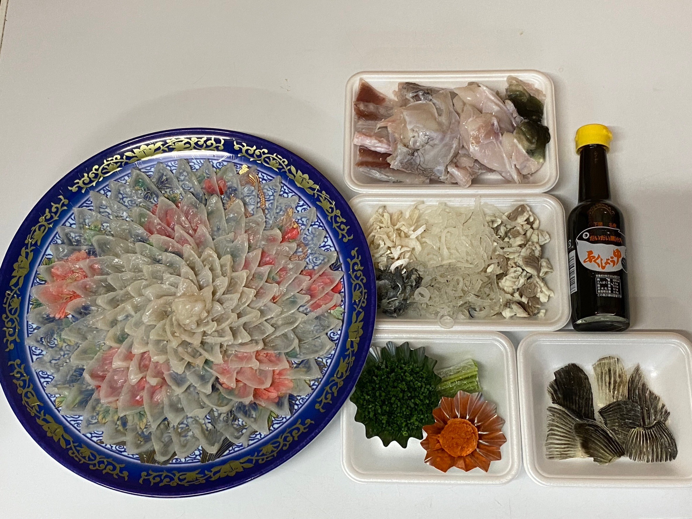 ふぐ 【北海道・東北・沖縄・離島配送不可／着日指定必須】2025年11月以降発送 活とらふぐ刺身  2～3人前 ふぐ フグ 河豚