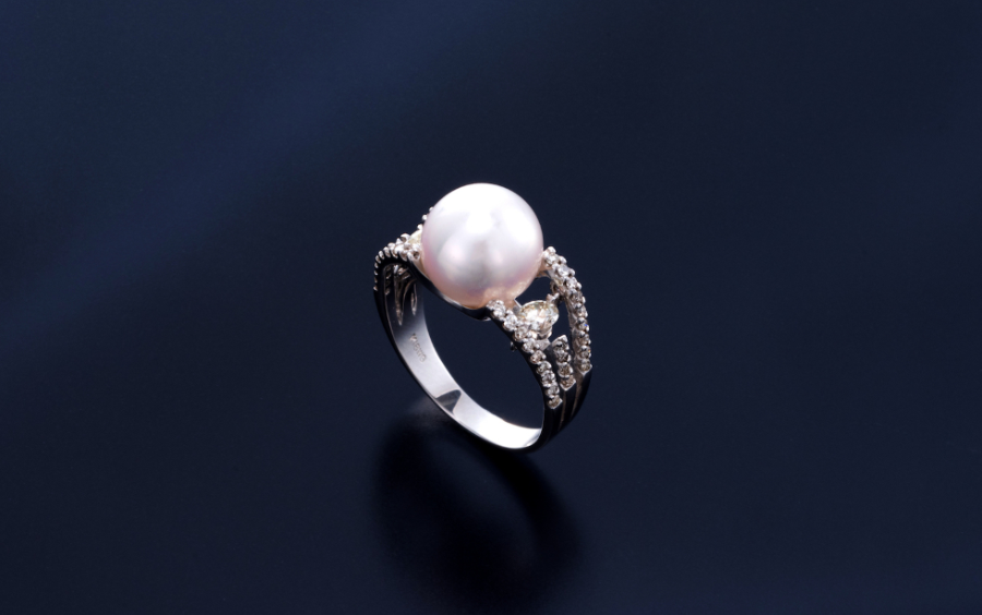 華やかなダイヤモンドと真珠の指輪
