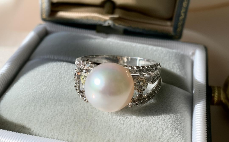 華やかなダイヤモンドと大粒真珠のリング