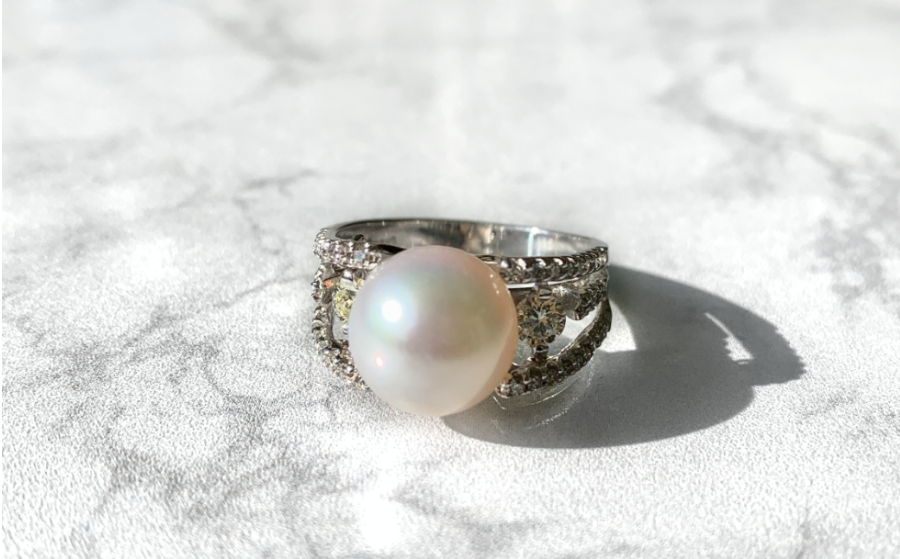 華やかなダイヤモンドと大粒真珠のリング