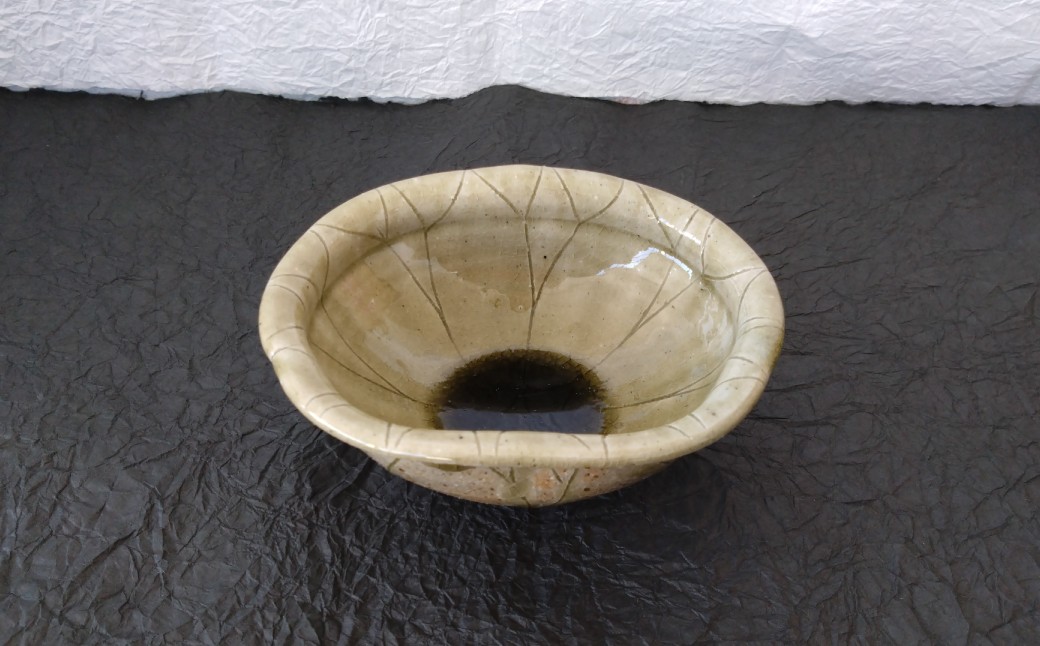 蓮の花をイメージした彫りを見込みとリム、側面全体に施した上品な中鉢。