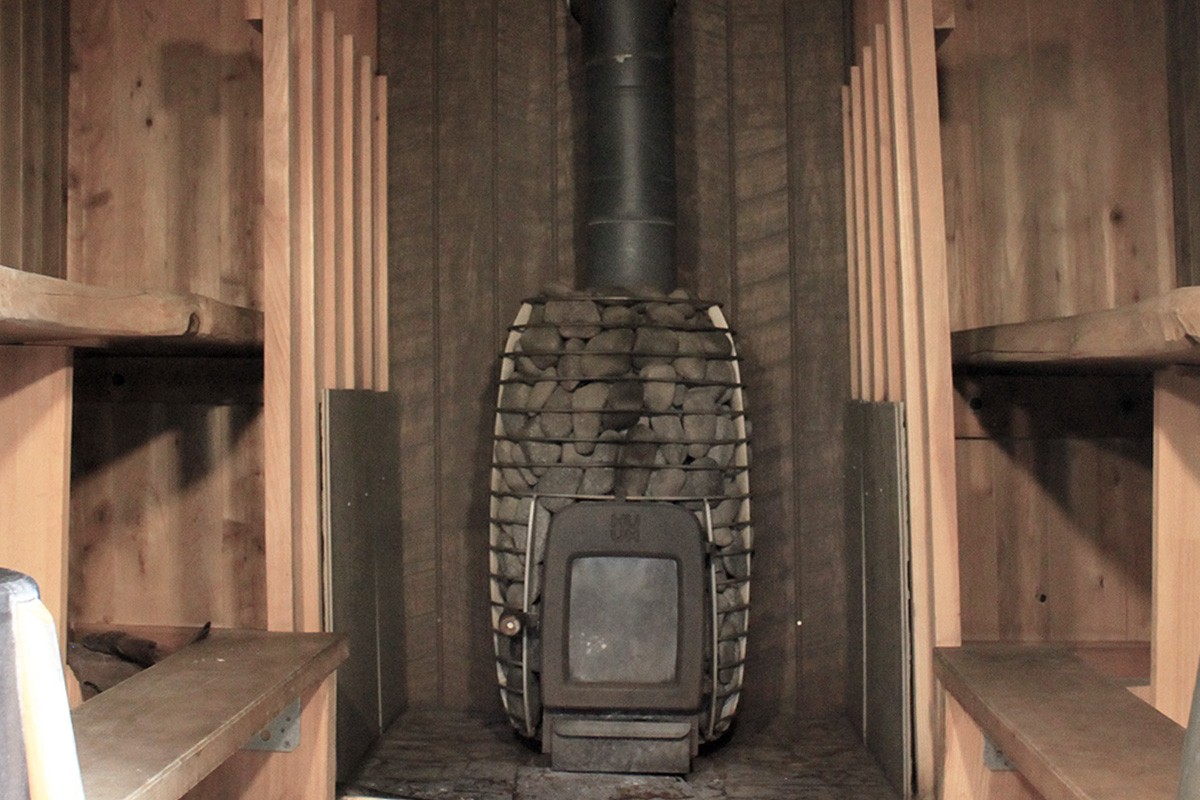 丸いサウナストーンは、ロウリュ水が表面をすべるようにつたい、たっぷりと蒸気を生み出します。