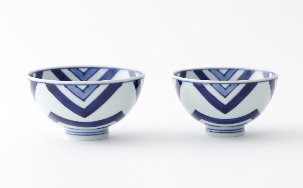 江戸を代表する菱文様がシンプルにアレンジされ、濃淡2色の呉須でキリリと描かれた夫婦茶碗。