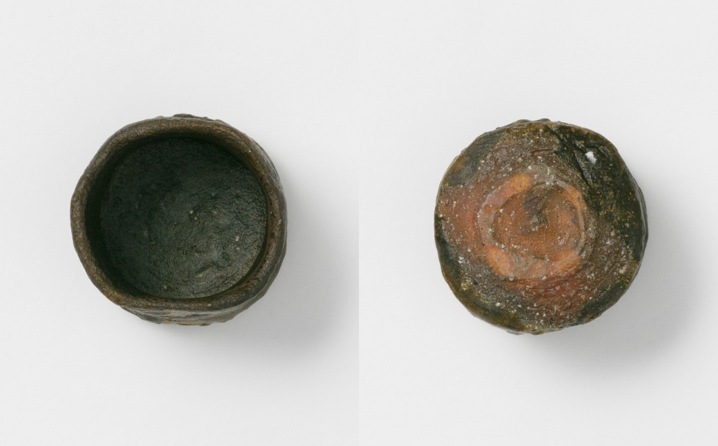 黒唐津とは、鉄分を多く含んだ鉄釉を用いて焼かれたもので、鉄分の割合により褐色から漆黒まで様々な発色をします。