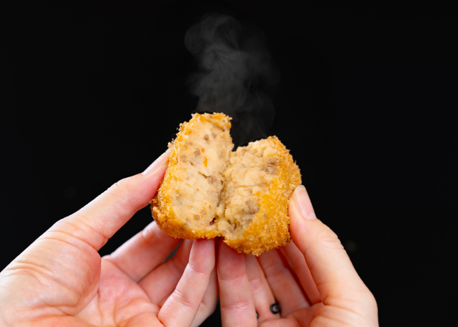 四日市市の名店・焼肉大剛の手作り牛肉コロッケ。湯気が立つ、割った瞬間の断面。