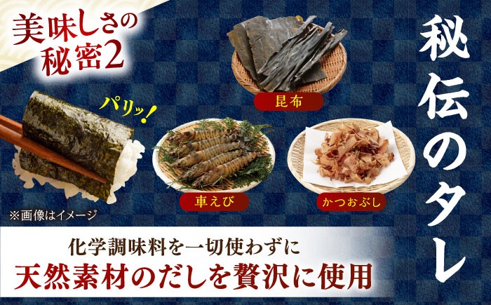 海苔で巻かれた三角おにぎりが3つ、器に並べられている。また赤くすっぱそうな梅干しも添えられている