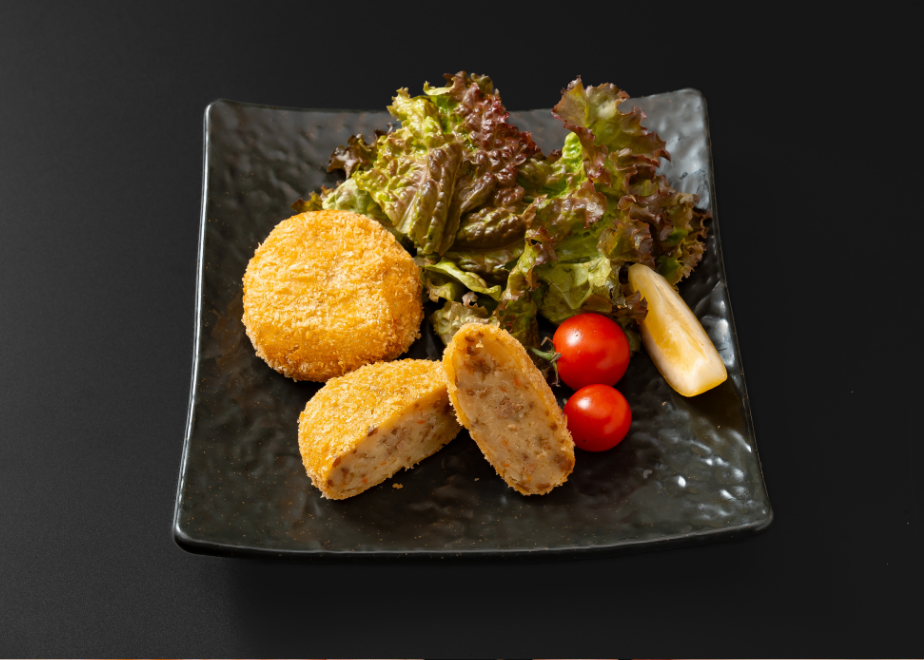 四日市市の名店・焼肉大剛の手作り牛肉コロッケ。具材が詰まった揚げたての断面。