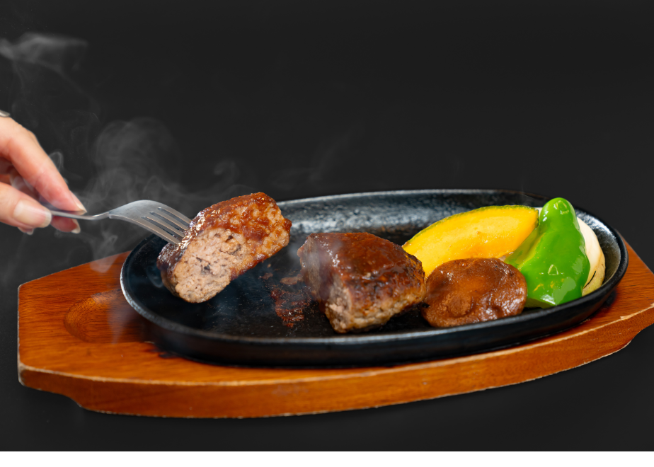四日市市の名店・焼肉大剛の手作りハンバーグ。湯気が立ち昇る、厚みのある断面。