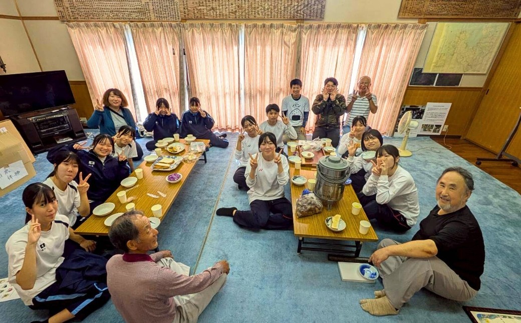 採蜜したニホンミツバチの試食会。地元の人、中学生、高校生