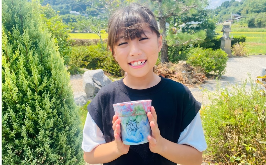 子どもたちの手にも収まる大サイズ。
「ごみが植木鉢になる」体験が、未来への学びにつながります。