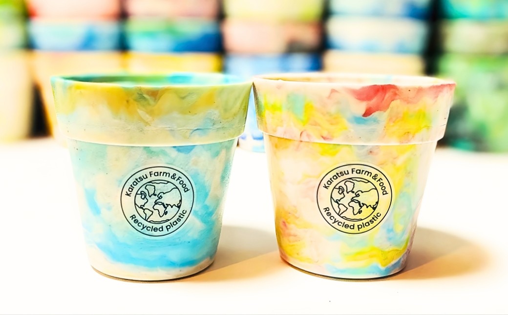 循環から生まれた、世界にひとつの色合い。
地域で回収されたペットボトルキャップ100％から生まれたフラワーポット。